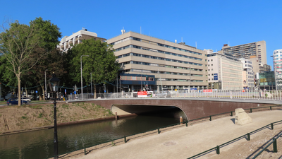 851045 Gezicht op de Marga Klompébrug, vanaf het Willemsplantsoen te Utrecht, met op de achtergrond kantoorgebouwen aan ...